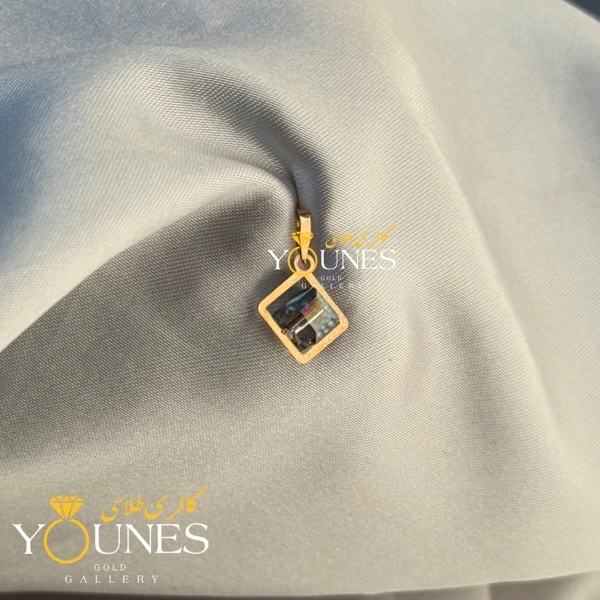 تصویر دوم آویز طلا سواروسکی مربعی سیاه